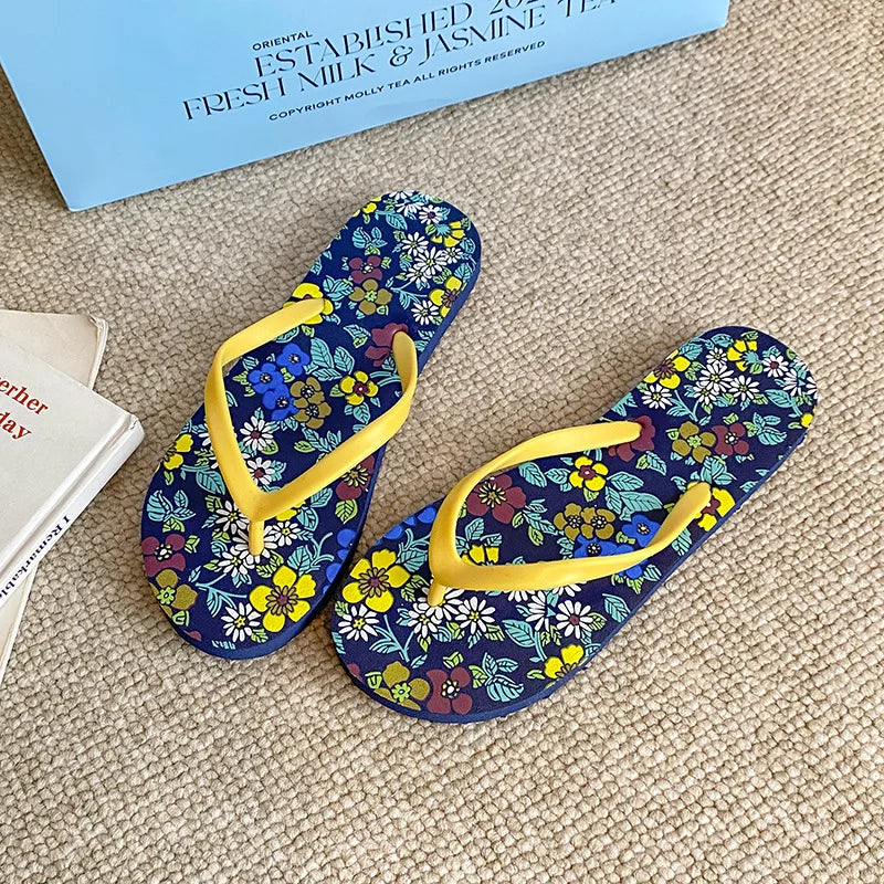 Women's Flip Flops 2025 New Summer Thick Bottom Clip Toe Fashion Beach Slippers Cool Slippers for Women 2026