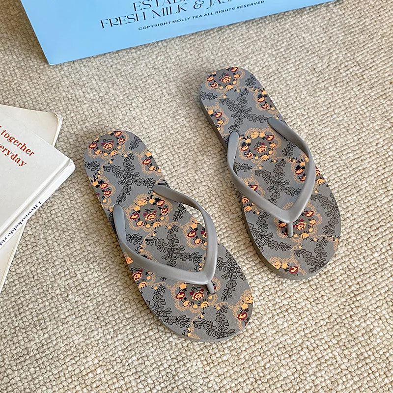 Women's Flip Flops 2025 New Summer Thick Bottom Clip Toe Fashion Beach Slippers Cool Slippers for Women 2026