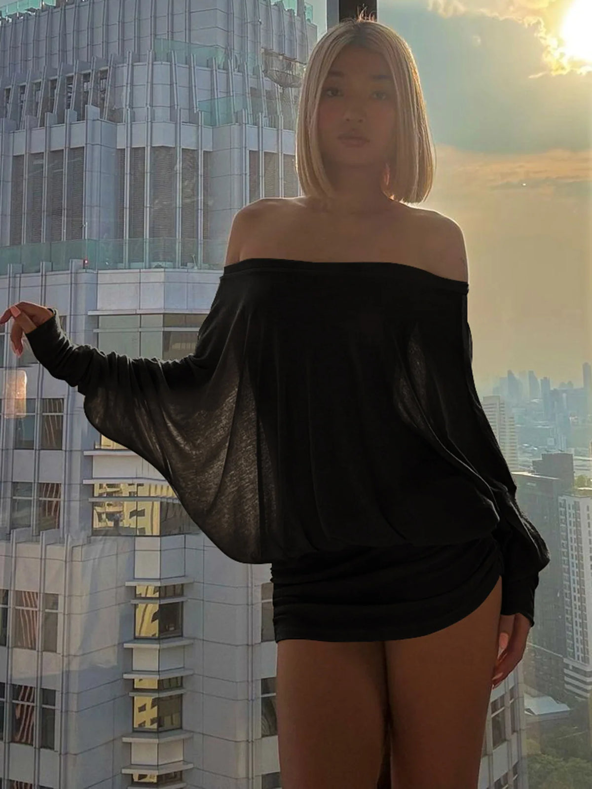 Vestido Blusa de Mujer con Manga Larga, Escote Barco y Hombros Descubiertos — Elegancia sensual que realza tu estilo